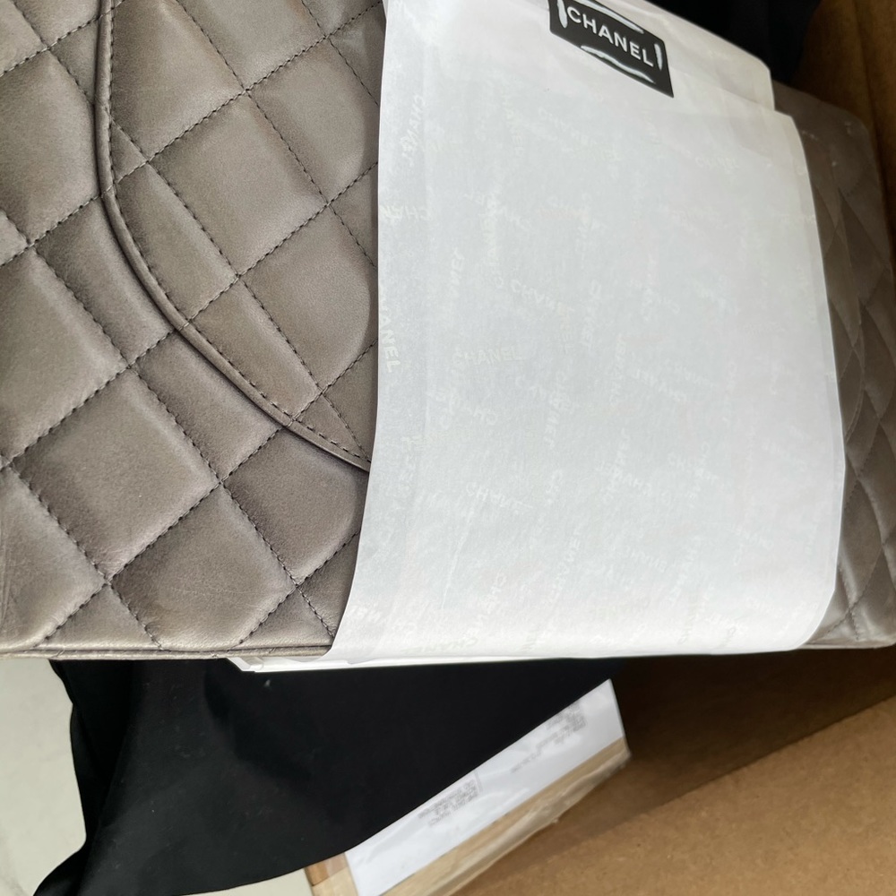 Authentic Chanel Maxi - Picture 3 of 13